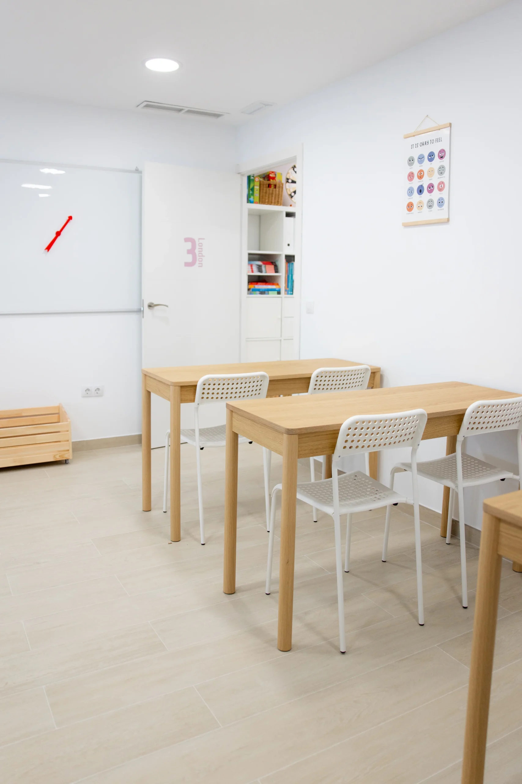 Interior de aula moderna con pizarra y pupitres de la academia LetsClick