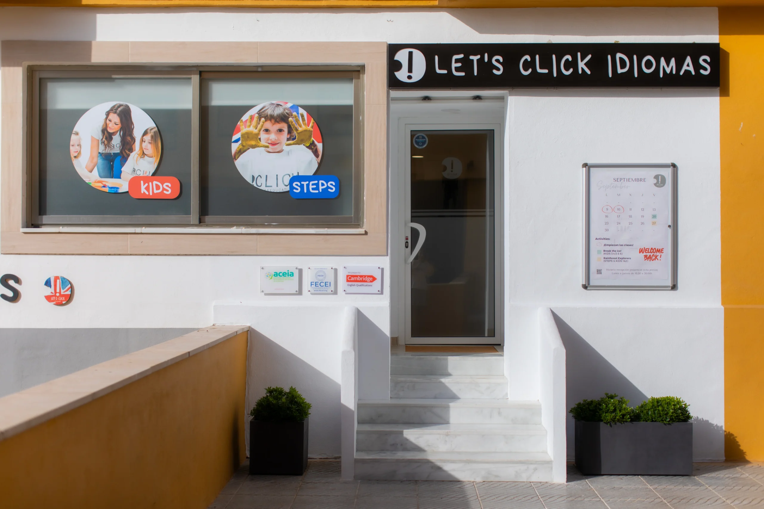 Exterior y entrada de la academia LetsClick en San Pedro de Alcántara